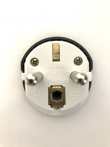 Универсальный адаптер с европейской вилкой